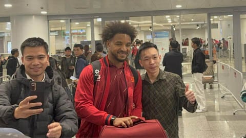 Xuân Son và đồng đội được CĐV vây quanh khi trở về từ Lào